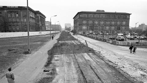 Die abgebaute Mauer verlief zwischen den Bezirken Kreuzberg (r) und Berlin Mitte (l). auf der rechten Seite der Martin-Gropius-Bau, links das Ostberliner Haus der Ministerien. (Aufnahme vom 29.3.1990).