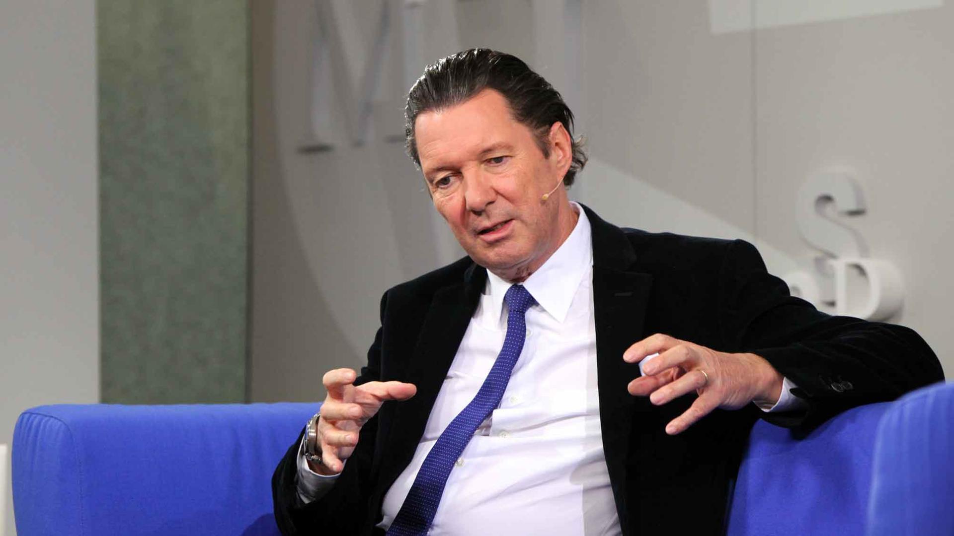 Der Schweizer Autor Martin Suter 2012 in Frankfurt auf dem blauen Sofa der Buchmesse. Der Schweizer Autor Martin Suter 2012 in Frankfurt auf dem blauen Sofa der Buchmesse.
