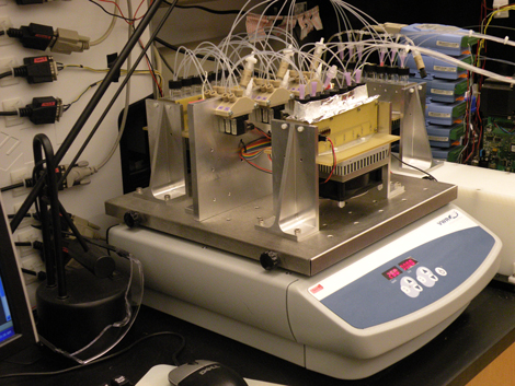 Mit einem Automaten nicht größer als ein Laserdrucker versucht George Church die Veränderung von Elefanten-DNA. Mit einem Automaten nicht größer als ein Laserdrucker versucht George Church die Veränderung von Elefanten-DNA.