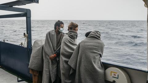 Gerettete Migranten auf einem Boot im Mittelmeer.