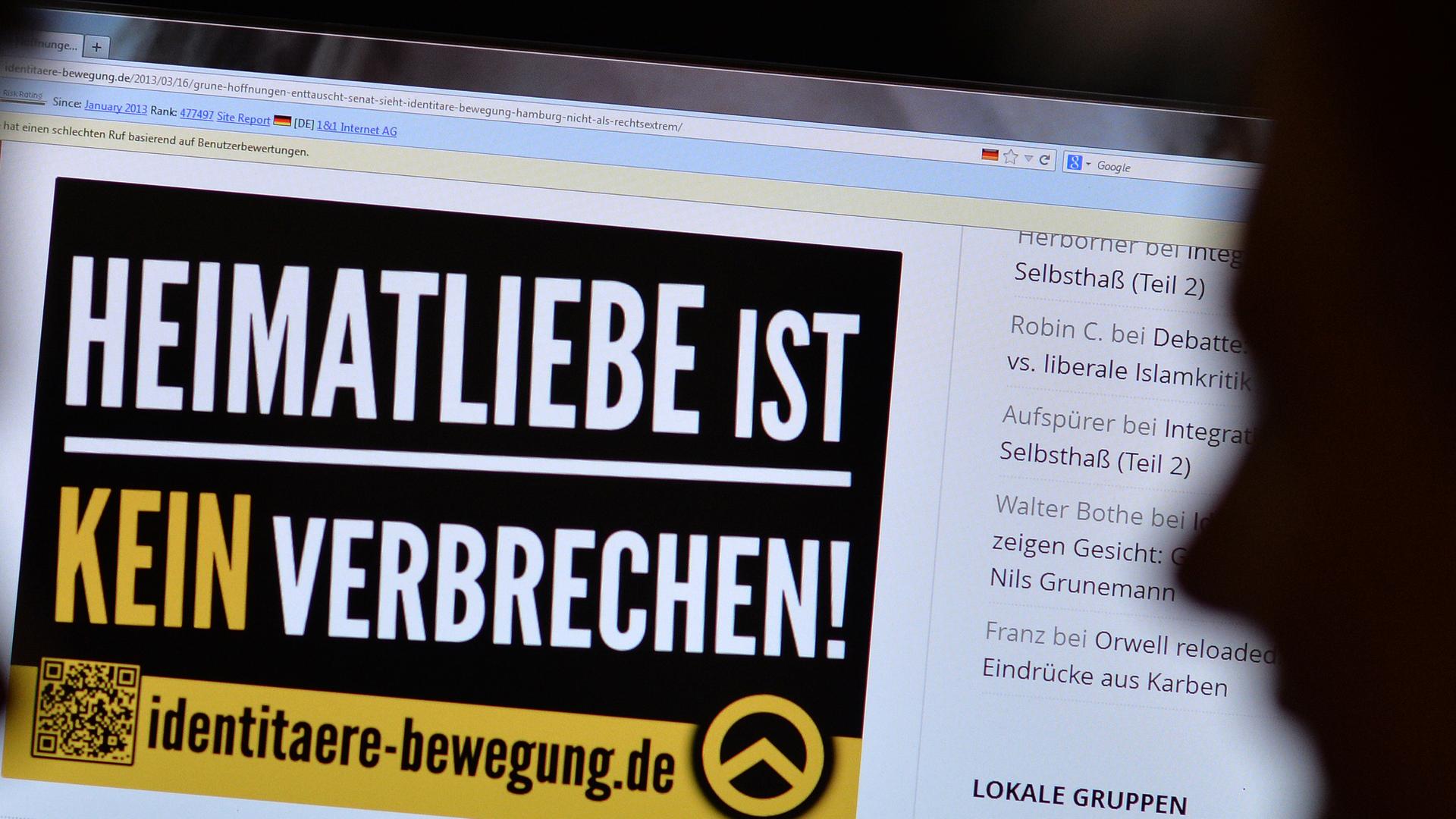 Jugendliche betrachten am 09.07.2013 in Berlin eine im rechten Bereich agierende Webseite. Jugendliche betrachten am 09.07.2013 in Berlin eine im rechten Bereich agierende Webseite.