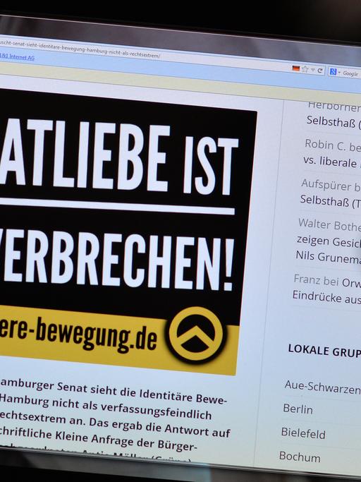 Jugendliche betrachten am 09.07.2013 in Berlin eine im rechten Bereich agierende Webseite.
