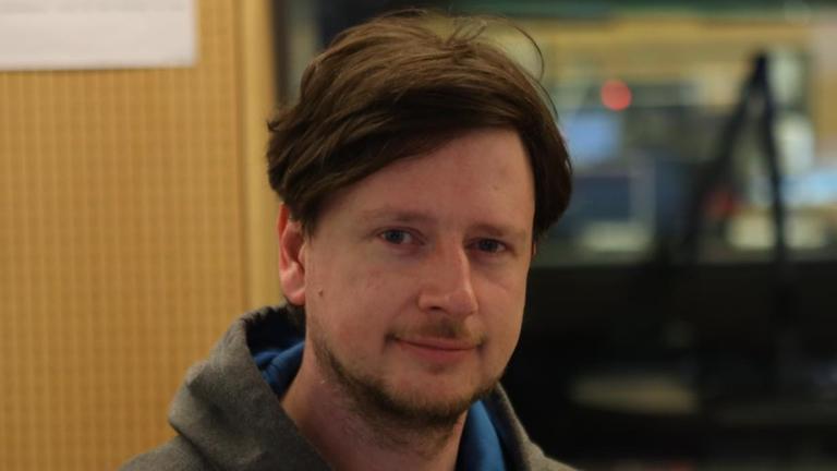Sascha Staat sitzt vor einem Mikrofon Sascha Staat sitzt vor einem Mikrofon