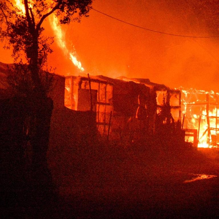 Der Großbrand im Flüchtlingslager Moria mit hell lodernden Flammen (© Eurokinissi via ZUMA Wire)