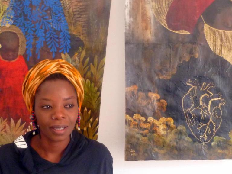 Das Foto zeigt die namibische Künstlerin Tuli Mekondjo in ihrem Atelier.