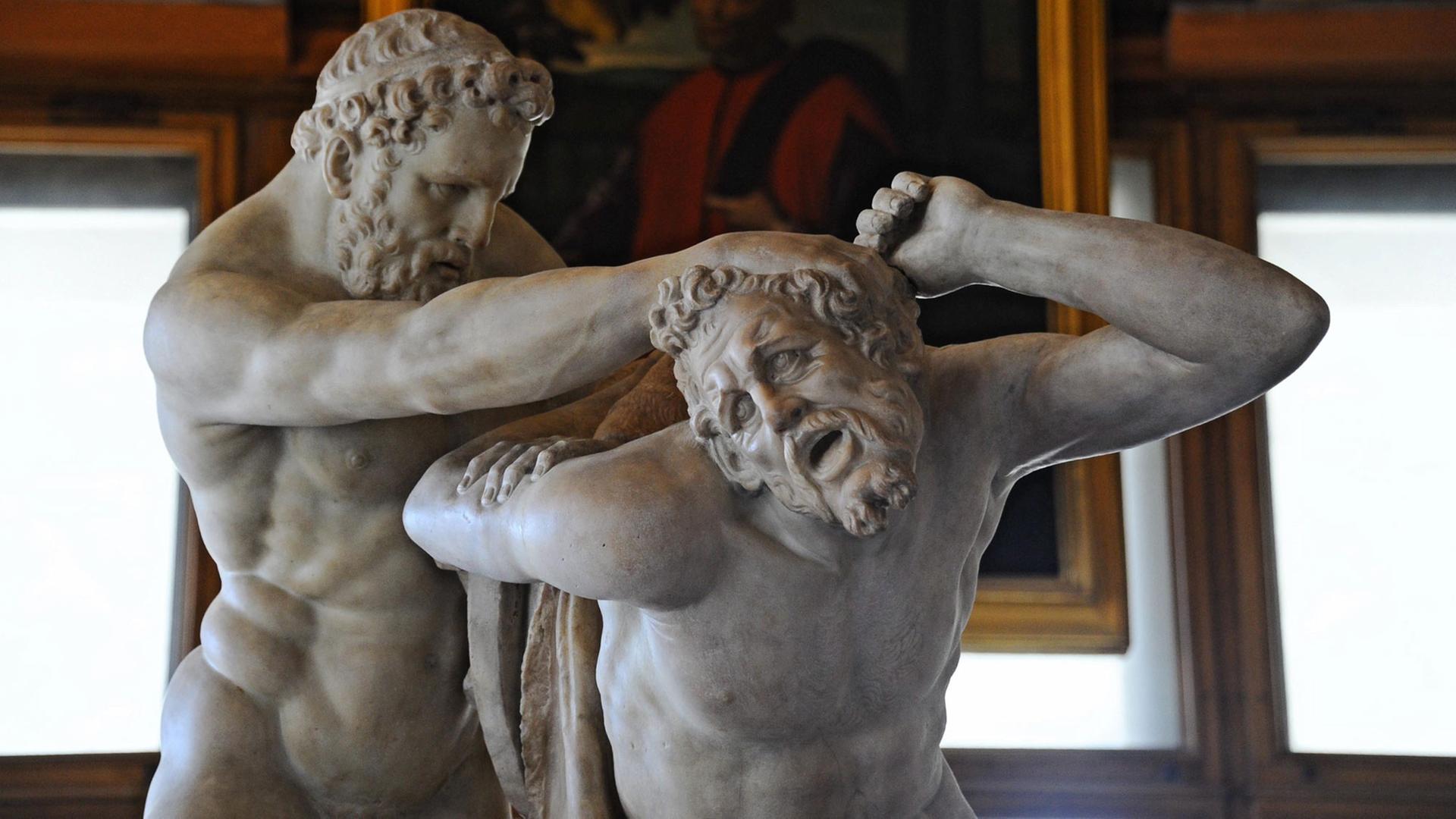 Marmorstatuen-Gruppe "Herkules und Nessus" (um 1600) des flämisch-italienischen Bildhauers Jean de Boulogne (1529-1608), genannt "Giambologna", in der Uffizien-Galerie in Florenz am 23.02.2015. Marmorstatuen-Gruppe "Herkules und Nessus" (um 1600) des flämisch-italienischen Bildhauers Jean de Boulogne (1529-1608), genannt "Giambologna", in der Uffizien-Galerie in Florenz am 23.02.2015.