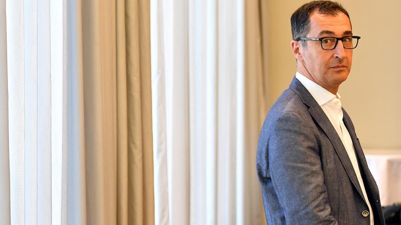 Cem Özdemir, Abgeordneter von Bündnis 90 / Die Grünen im Bundestag, blickt aus seitlich in die Kamera. Cem Özdemir, Abgeordneter von Bündnis 90 / Die Grünen im Bundestag, blickt aus seitlich in die Kamera.