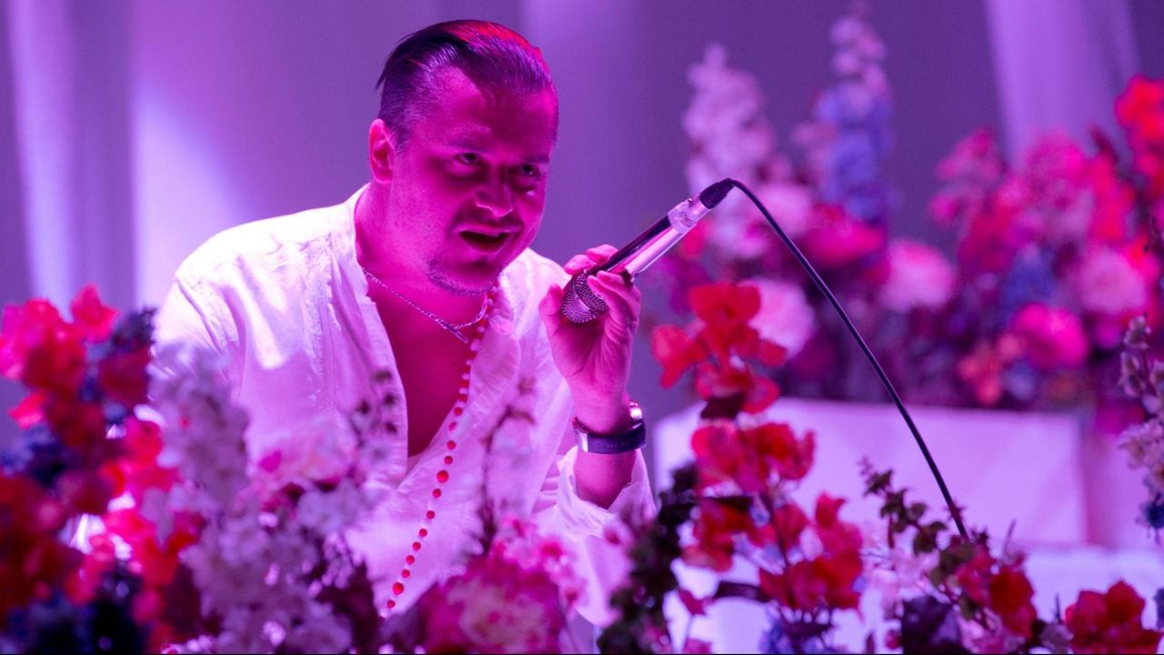 Mike Patton, Sänger der US-amerikanischen Crossoverband Faith No More, steht am 29.05.2015 in der Veltins-Arena in Gelsenkirchen (Nordrhein-Westfalen) beim Musikfestival «Rock im Revier» auf der Bühne. Mike Patton, Sänger der US-amerikanischen Crossoverband Faith No More, steht am 29.05.2015 in der Veltins-Arena in Gelsenkirchen (Nordrhein-Westfalen) beim Musikfestival «Rock im Revier» auf der Bühne.