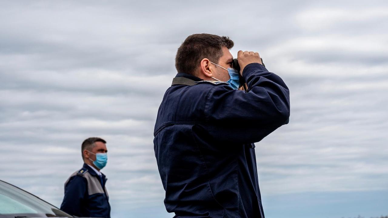 Eine Patrouille der rumänischen Grenzpolizei an der Grenze zu Serbien mit Fernglas. Eine Patrouille der rumänischen Grenzpolizei an der Grenze zu Serbien mit Fernglas.