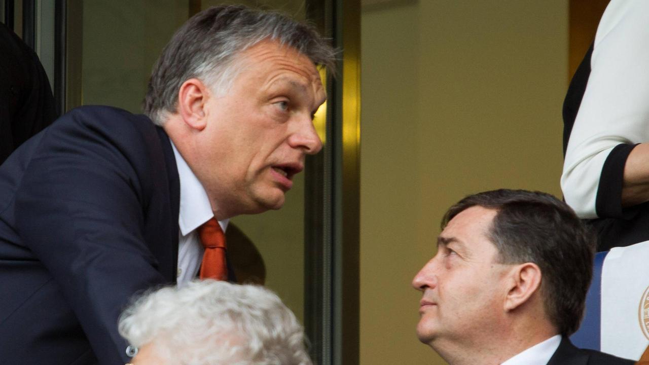 Viktor Orbán und Lõrinc Mészáros zur Einweihung des Fußballstadions der Pancho Arena im ungarischen Felcsút 2014. Viktor Orbán und Lõrinc Mészáros zur Einweihung des Fußballstadions der Pancho Arena im ungarischen Felcsút 2014.