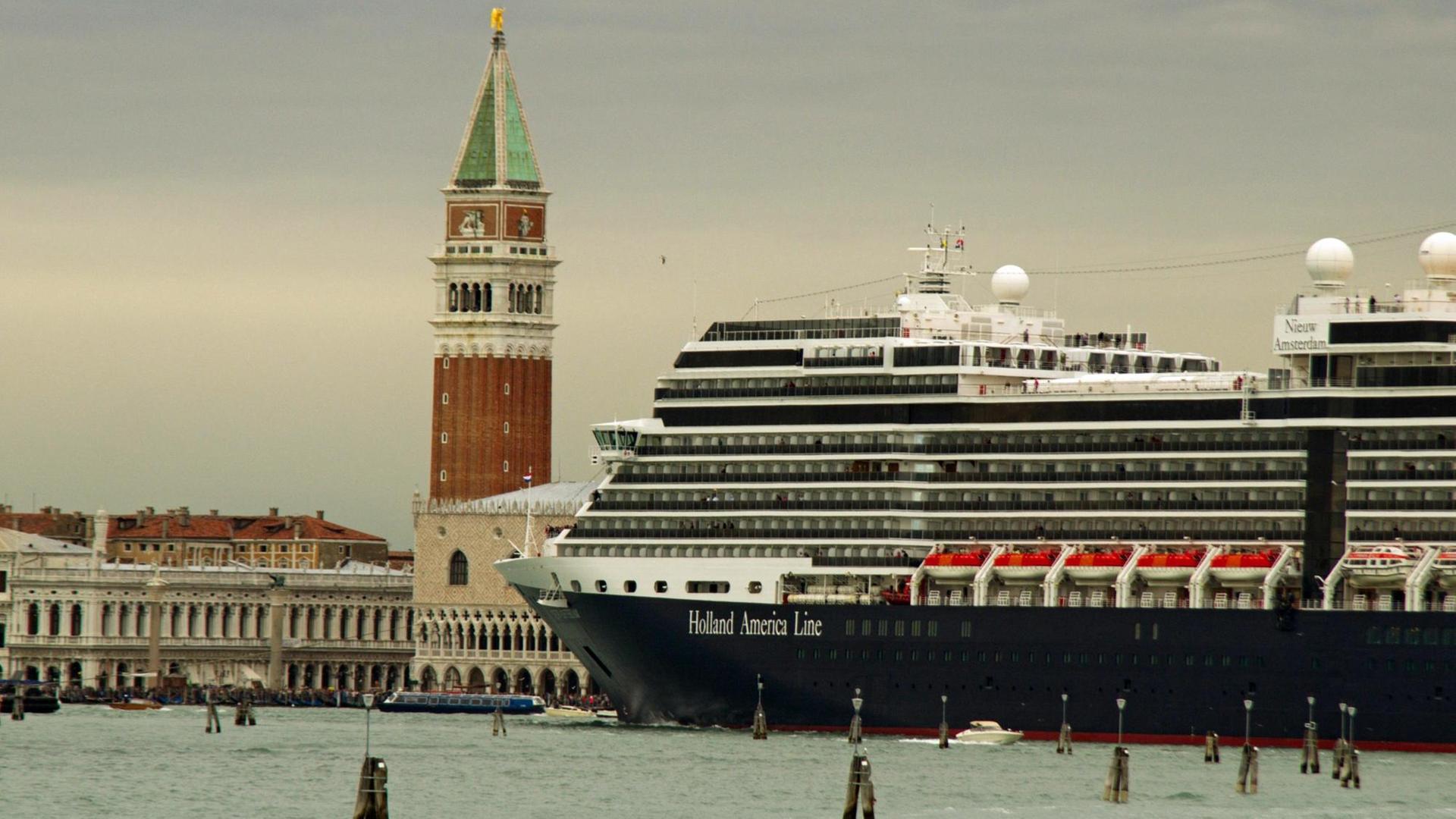 Meeresspiegelanstieg, zu viele Touristen und zu große Kreuzfahrtschiffe. Die UNESCO droht seit 2016 Venedig den Weltkulturerbe-Status zu entziehen. Das UNESCO-Welterbekomitee tagt vom 30. Juni bis 10. Juli 2019 in der aserbaidschanischen Hauptstadt Baku. Meeresspiegelanstieg, zu viele Touristen und zu große Kreuzfahrtschiffe. Die UNESCO droht seit 2016 Venedig den Weltkulturerbe-Status zu entziehen. Das UNESCO-Welterbekomitee tagt vom 30. Juni bis 10. Juli 2019 in der aserbaidschanischen Hauptstadt Baku.