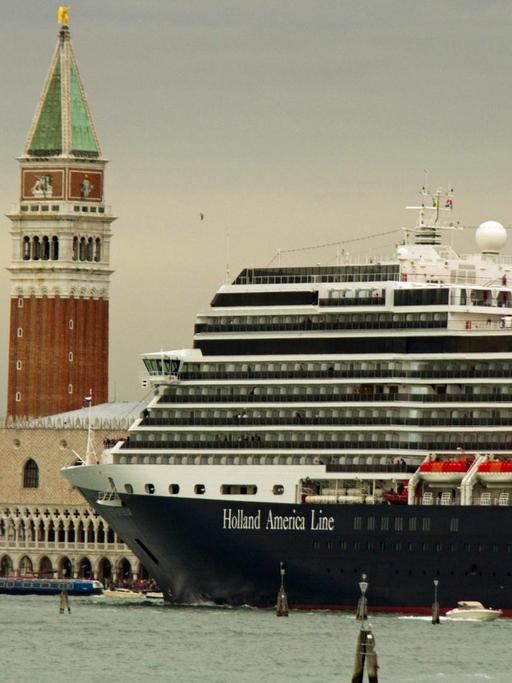 Venedig gilt als einer der schönsten Kreuzfahrthäfen der Welt. Einige der Ozeanriesen sind höher als die Häuser von Venedig.