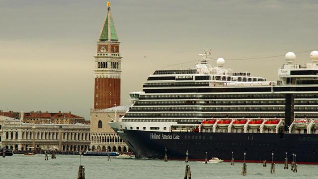Meeresspiegelanstieg, zu viele Touristen und zu große Kreuzfahrtschiffe. Die UNESCO droht seit 2016 Venedig den Weltkulturerbe-Status zu entziehen. Das UNESCO-Welterbekomitee tagt vom 30. Juni bis 10. Juli 2019 in der aserbaidschanischen Hauptstadt Baku.