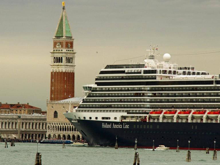 Venedig gilt als einer der schönsten Kreuzfahrthäfen der Welt. Einige der Ozeanriesen sind höher als die Häuser von Venedig.