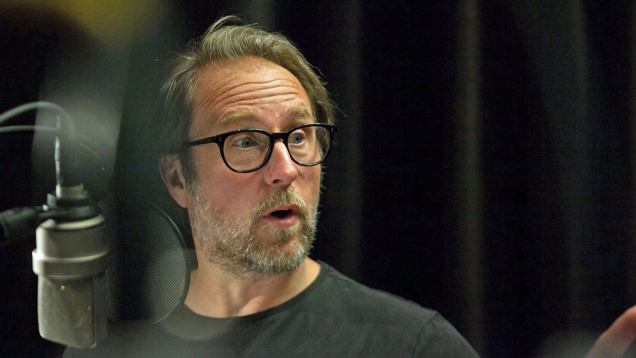 Der Schauspieler Bjarne Mädel mit Brille in unserem Studio vor dem Mikrofon Der Schauspieler Bjarne Mädel mit Brille in unserem Studio vor dem Mikrofon