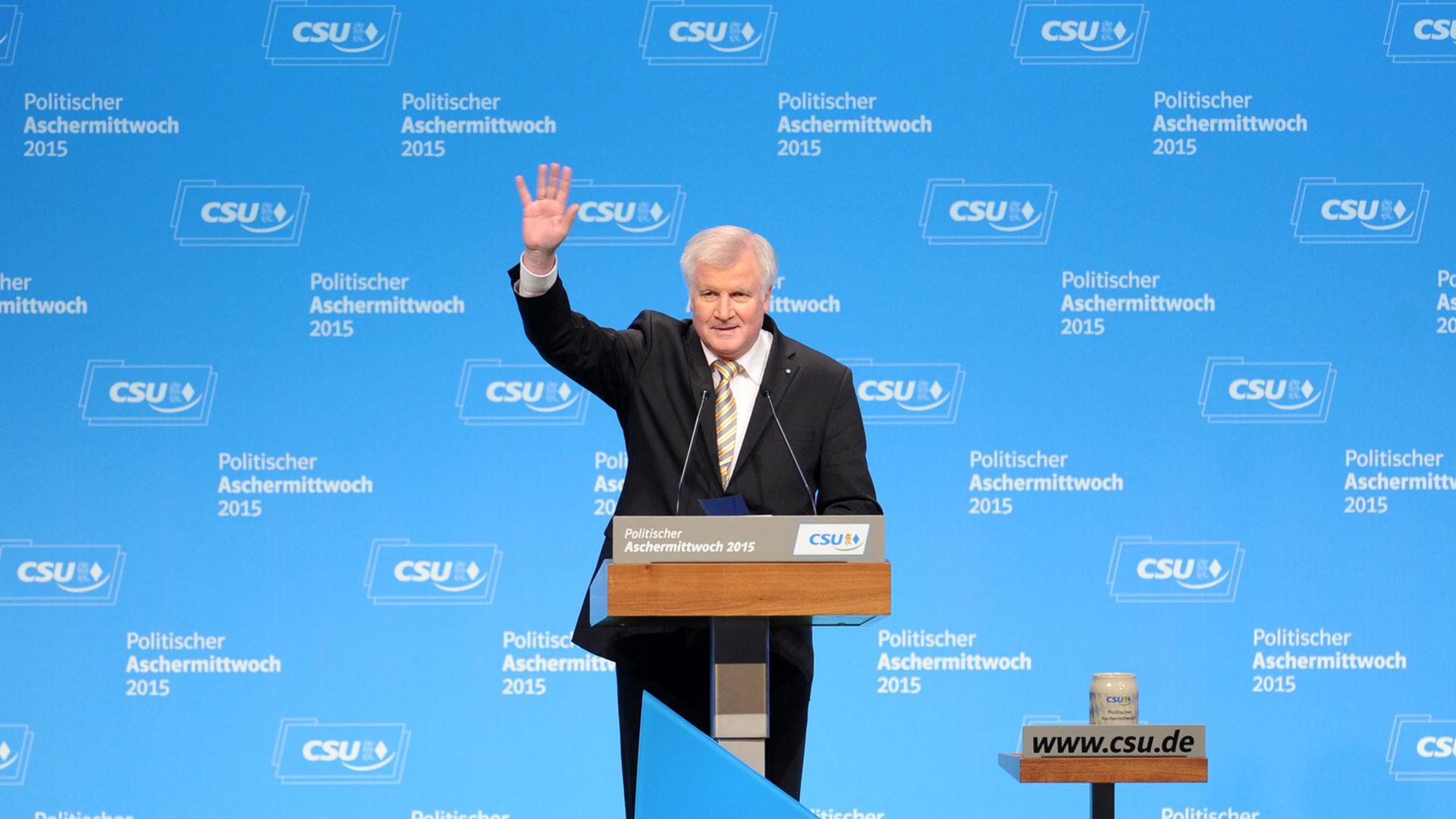 Der CSU-Vorsitzende und bayerische Ministerpräsident Horst Seehofer (CSU) betritt am 18.02.2015 in Passau (Bayern) beim Politischen Aschermittwoch der CSU winkend die Bühne. Der CSU-Vorsitzende und bayerische Ministerpräsident Horst Seehofer (CSU) betritt am 18.02.2015 in Passau (Bayern) beim Politischen Aschermittwoch der CSU winkend die Bühne.