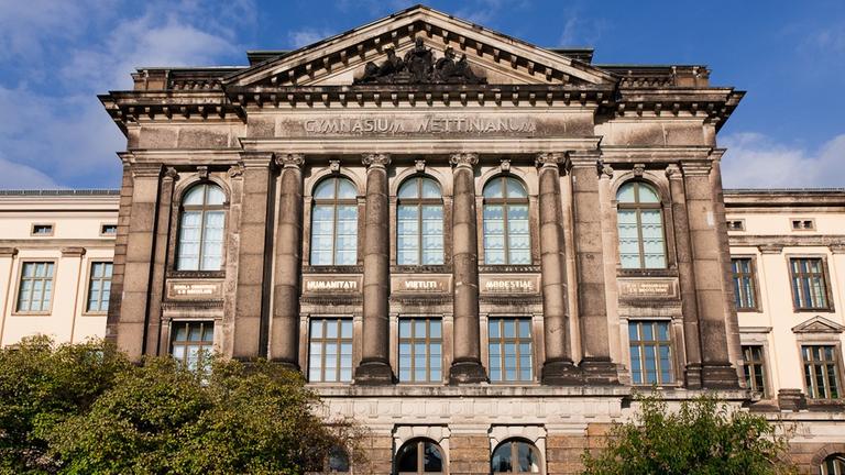 Hauptportal eines Gebäudes mit großen Säulen- und Fenstergliederungen. Hauptportal eines Gebäudes mit großen Säulen- und Fenstergliederungen.