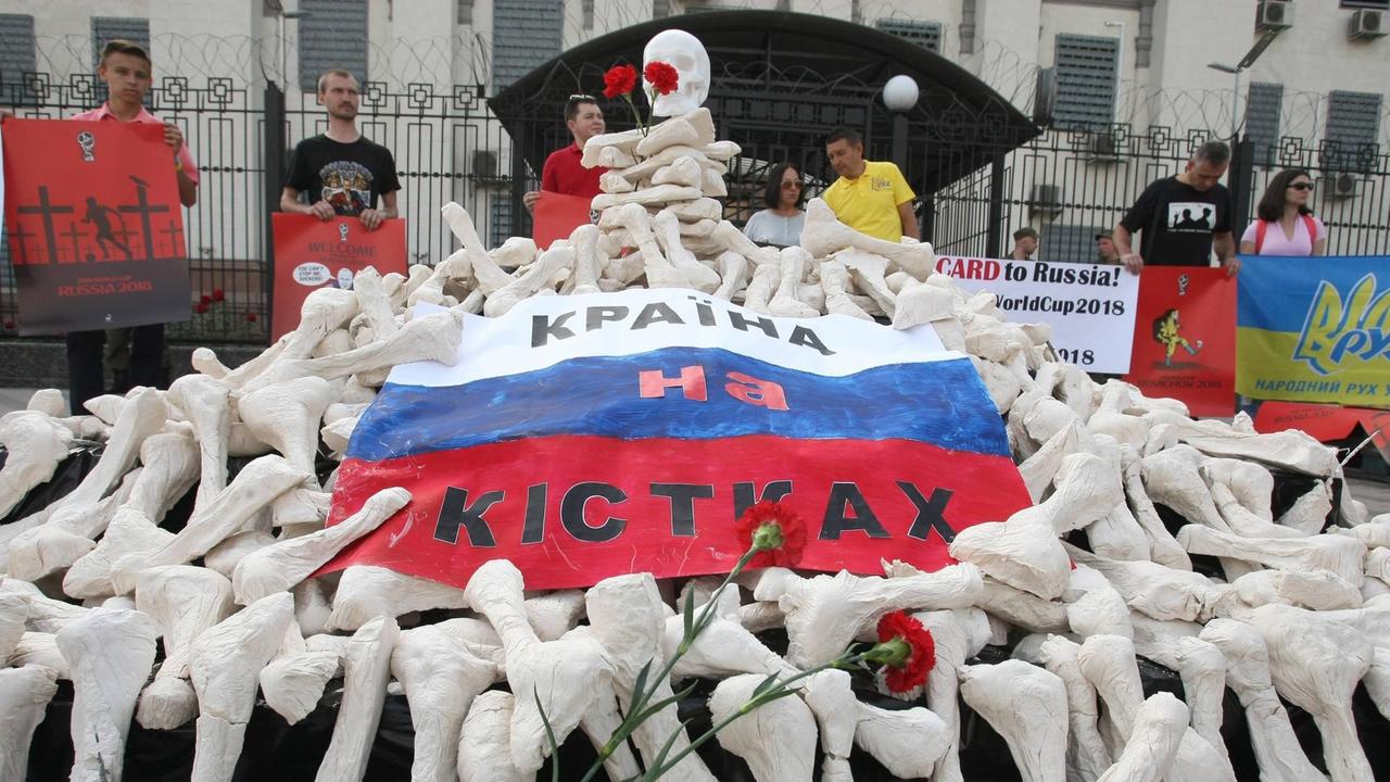 Kiew: Demonstration für Oleg Sentsov und andere politisch Gefangene in Russland - Aktivisten haben einen Schädel und Knochen aus Pappmaché haben Aktivisten vor der russischen Botschaft in Kiev aufgetürmt Kiew: Demonstration für Oleg Sentsov und andere politisch Gefangene in Russland - Aktivisten haben einen Schädel und Knochen aus Pappmaché haben Aktivisten vor der russischen Botschaft in Kiev aufgetürmt