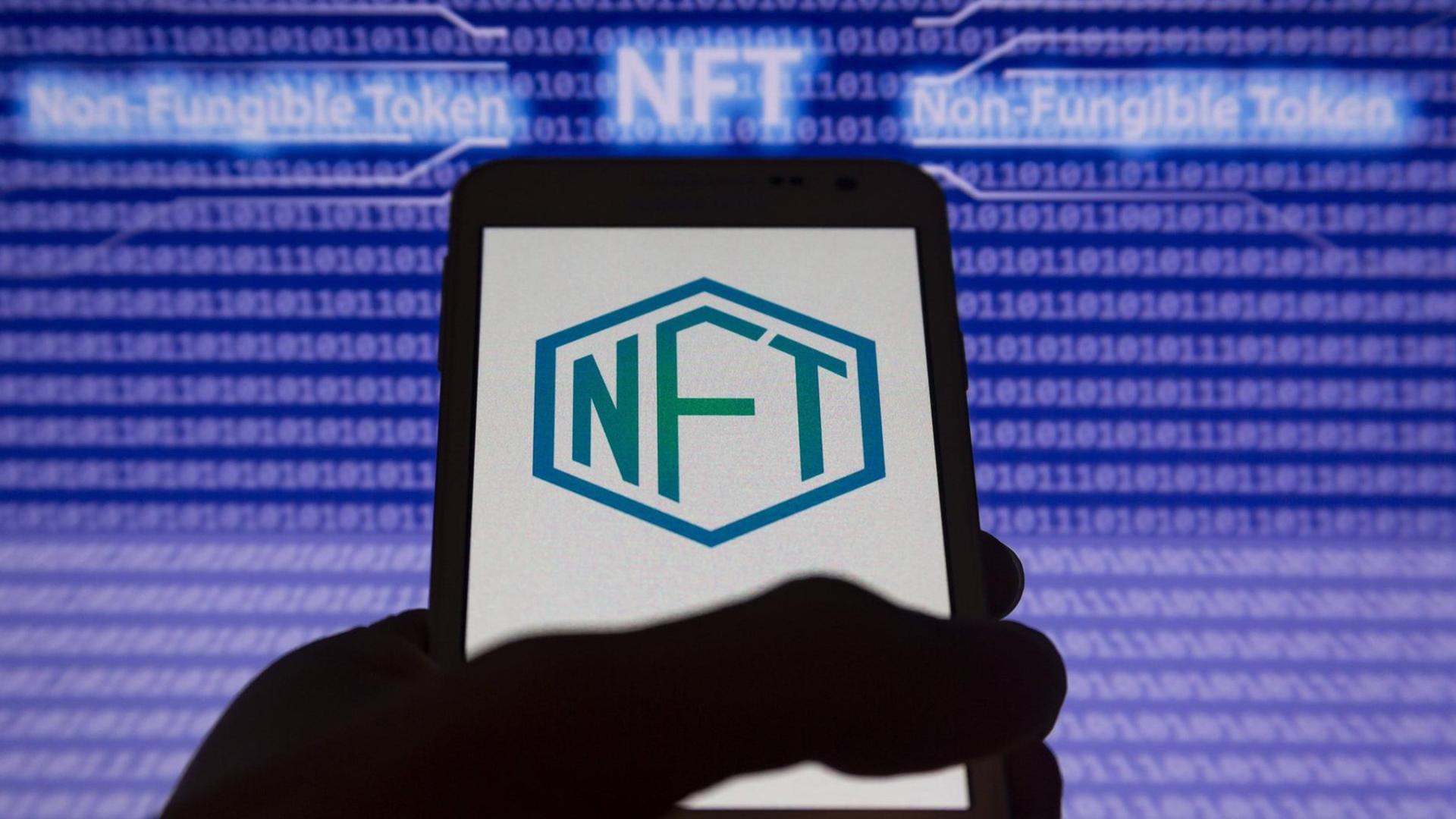 Der abkürzende Schriftzug NFT und seine Entsprechung non-fungible-token auf einem Computer-Bildschirm dargestellt. Der abkürzende Schriftzug NFT und seine Entsprechung non-fungible-token auf einem Computer-Bildschirm dargestellt.