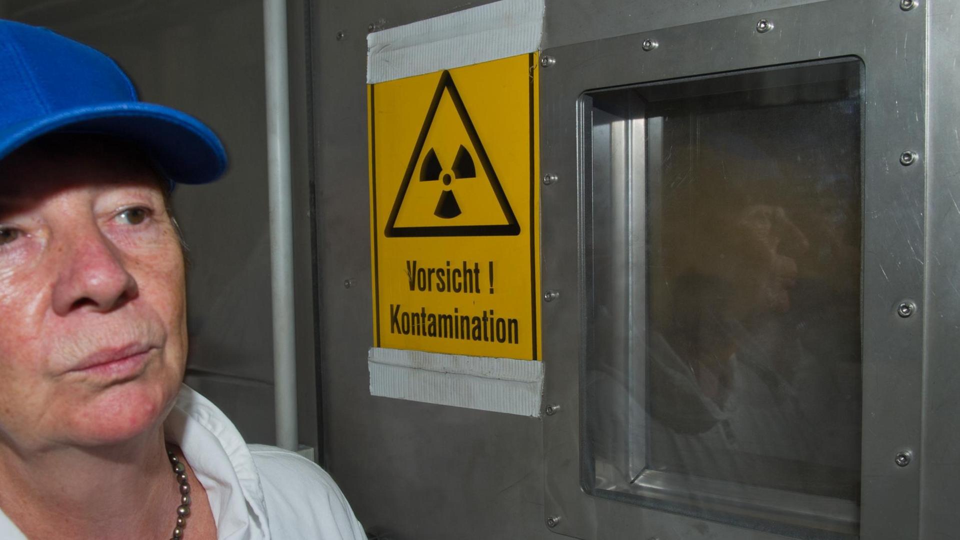 Bundesumweltministerin Barbara Hendricks (SPD) besucht am 26.08.2015 im Rahmen ihrer Sommerreise das bundeseigenen Energiewerke Nord (EWN) in Lubmin (Mecklenburg-Vorpommern).Dort informiert sich die Bundesumweltministerin über den Rückbau des früheren Atomkraftwerkes. Bundesumweltministerin Barbara Hendricks (SPD) besucht am 26.08.2015 im Rahmen ihrer Sommerreise das bundeseigenen Energiewerke Nord (EWN) in Lubmin (Mecklenburg-Vorpommern).Dort informiert sich die Bundesumweltministerin über den Rückbau des früheren Atomkraftwerkes.