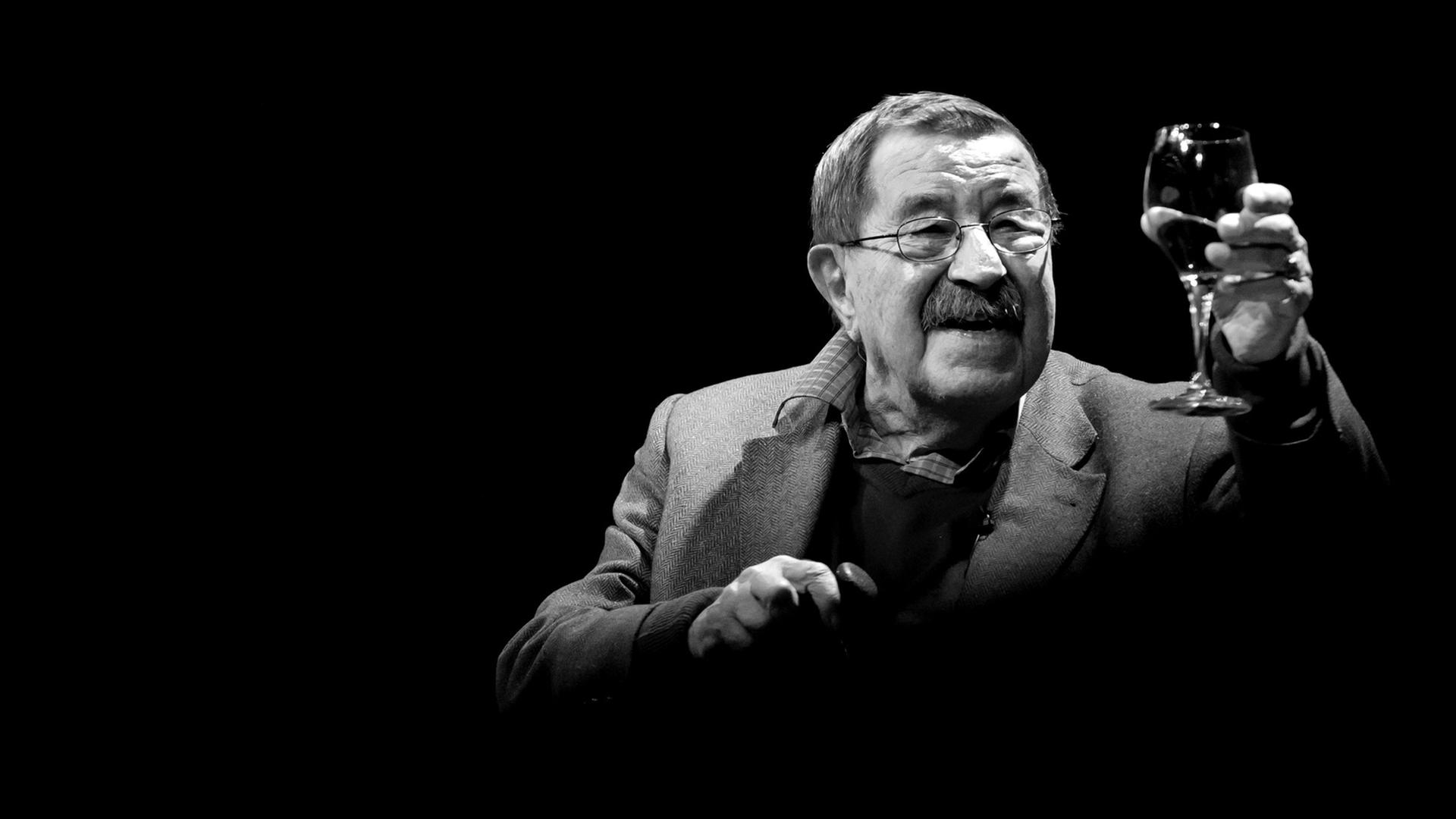 Der Autor Günter Grass spricht am 20.11.2014 in München (Bayern) bei der Eröffnung der Ausstellung "Hundejahre". Der Autor Günter Grass spricht am 20.11.2014 in München (Bayern) bei der Eröffnung der Ausstellung "Hundejahre".
