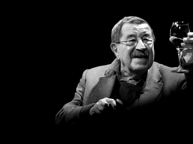 Der Autor Günter Grass spricht am 20.11.2014 in München (Bayern) bei der Eröffnung der Ausstellung "Hundejahre".