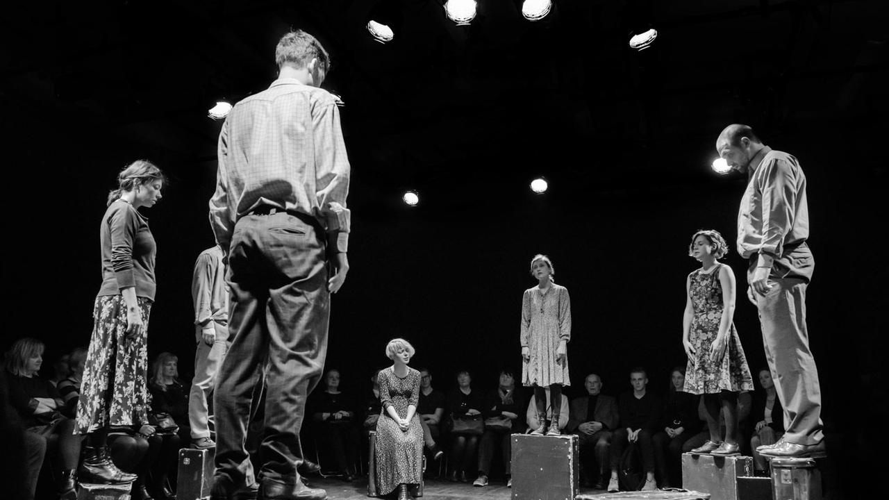 Theaterszene aus dem Stück Regenland. Einem Beitrag vom Theater in Vilnius. Theaterszene aus dem Stück Regenland. Einem Beitrag vom Theater in Vilnius.
