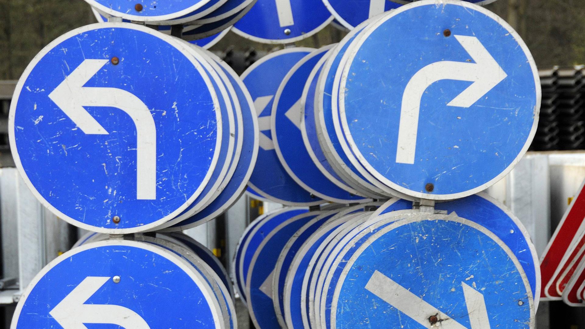 Verschiedene Verkehrsschilder zur vorgeschriebenen Fahrtrichtung in einer Sammelstelle. Verschiedene Verkehrsschilder zur vorgeschriebenen Fahrtrichtung in einer Sammelstelle.