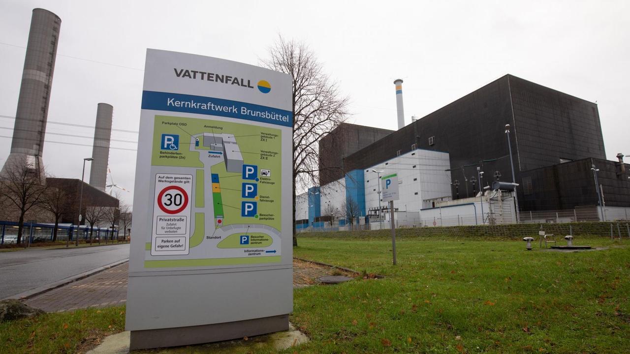 Eine Informationstafel steht vor dem Kernkraftwerk Brunsbüttel an der Elbe. 