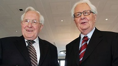Bernhard Vogel (CDU, links) und sein Bruder Hans-Jochen Vogel (SPD) mit ihrem gemeinsam verfassten Buch "Deutschland aus der Vogel Perspektive".