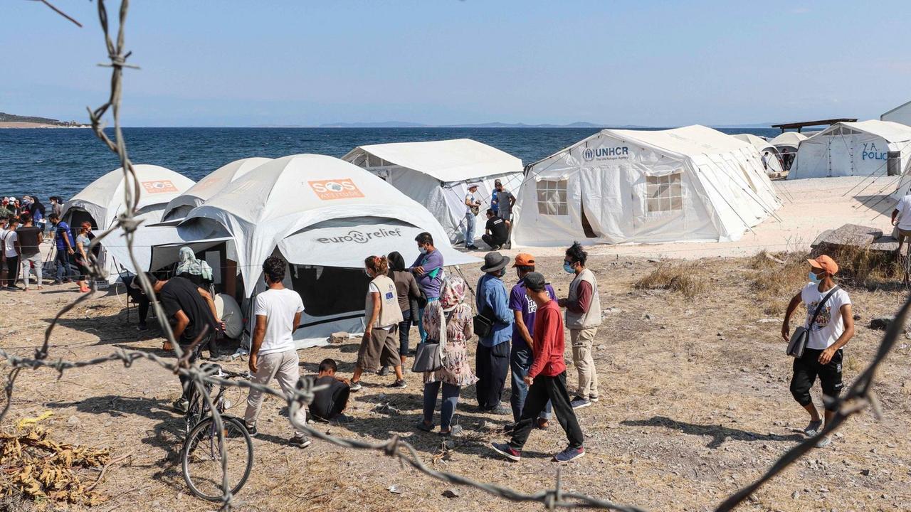 Blick durch Stacheldraht in das Flüchltingscamp Kara Tepe auf der griechischen Insel Lesbos Blick durch Stacheldraht in das Flüchltingscamp Kara Tepe auf der griechischen Insel Lesbos