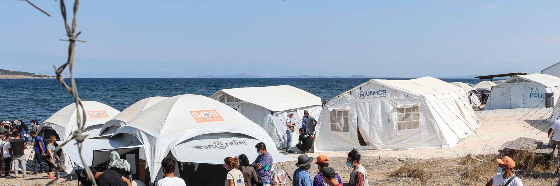 Blick durch Stacheldraht in das Flüchltingscamp Kara Tepe auf der griechischen Insel Lesbos Blick durch Stacheldraht in das Flüchltingscamp Kara Tepe auf der griechischen Insel Lesbos