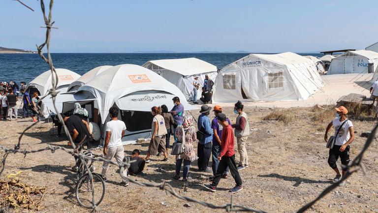 Blick durch Stacheldraht in das Flüchltingscamp Kara Tepe auf der griechischen Insel Lesbos Blick durch Stacheldraht in das Flüchltingscamp Kara Tepe auf der griechischen Insel Lesbos
