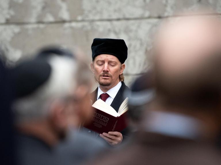Kantor Isidoro Abramowicz spricht nach der Gedenkveranstaltung der Berliner Jüdischen Gemeinde zum 81. Jahrestag der Pogromnacht (1938) das Gebet.