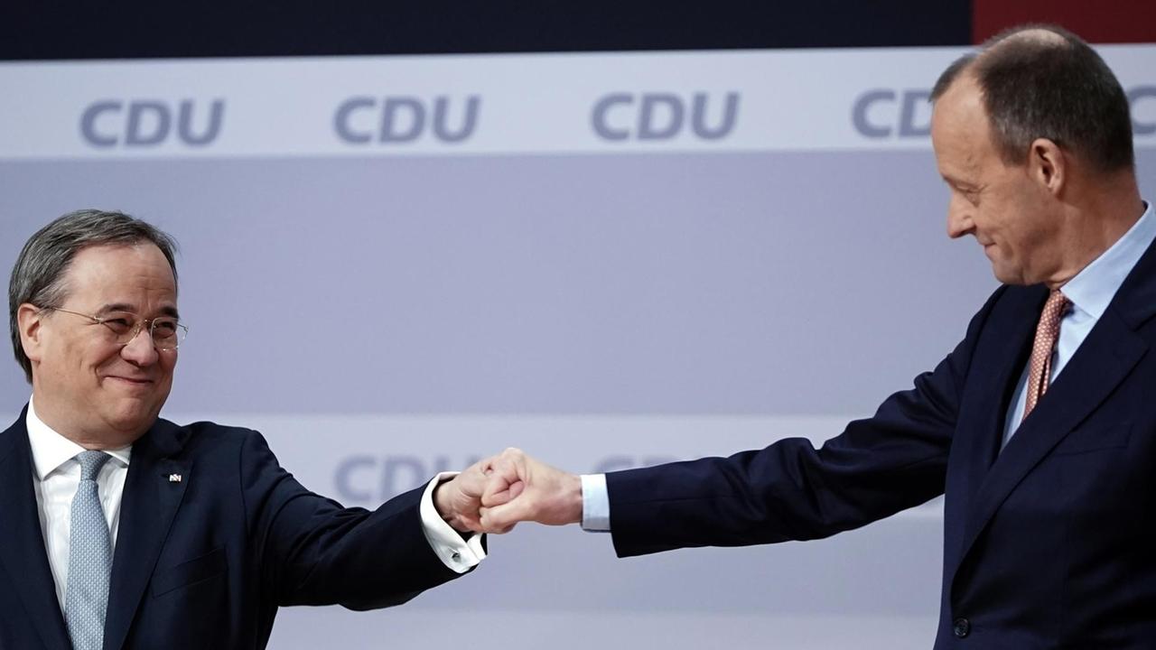 Der unterlegene Friedrich Merz (r.) gratuliert Armin Laschet zur Wahl als Parteivorsitzender beim digitalen Bundesparteitag der CDU. Der unterlegene Friedrich Merz (r.) gratuliert Armin Laschet zur Wahl als Parteivorsitzender beim digitalen Bundesparteitag der CDU.