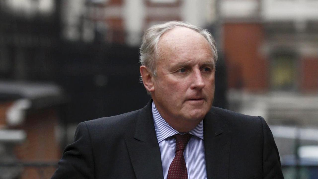 Der britische Journalist Paul Dacre 2012 vor dem Royal Courts of Justice in London. Der britische Journalist Paul Dacre 2012 vor dem Royal Courts of Justice in London.