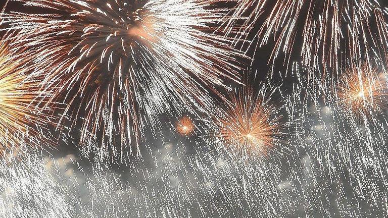 Über dem Copacabana-Strand in Rio de Janeiro ist Feuerwerk zu sehen. Über dem Copacabana-Strand in Rio de Janeiro ist Feuerwerk zu sehen.