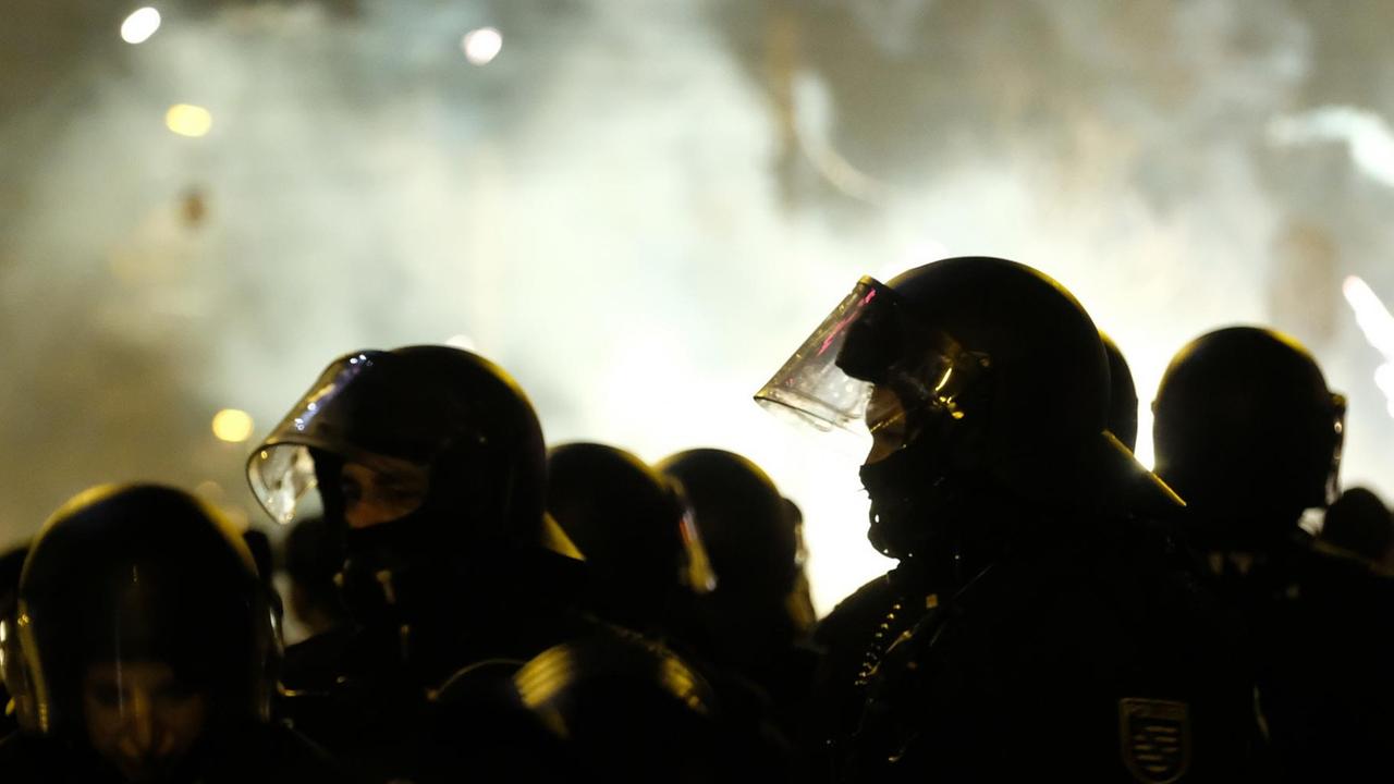 Polizisten stehen an einer Kreuzung im Stadtteil Connewitz. In der Neujahrsnacht ist es dort zu Zusammenstößen zwischen Linksautonomen und der Polizei gekommen. Polizisten stehen an einer Kreuzung im Stadtteil Connewitz. In der Neujahrsnacht ist es dort zu Zusammenstößen zwischen Linksautonomen und der Polizei gekommen.