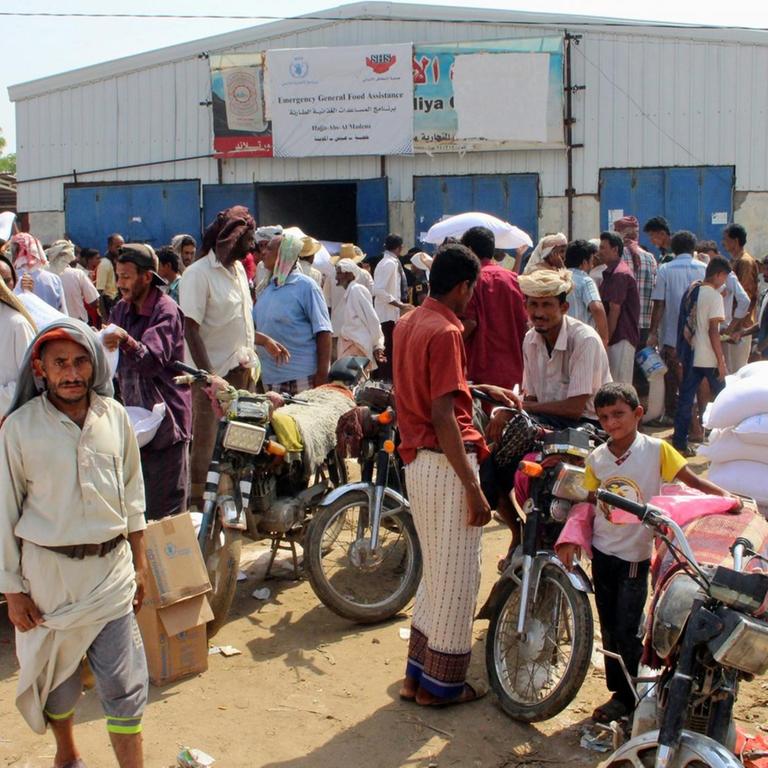 Menschen in der jemenitischen Hafenstadt Hodeida erhalten Hilfe von der UNO.