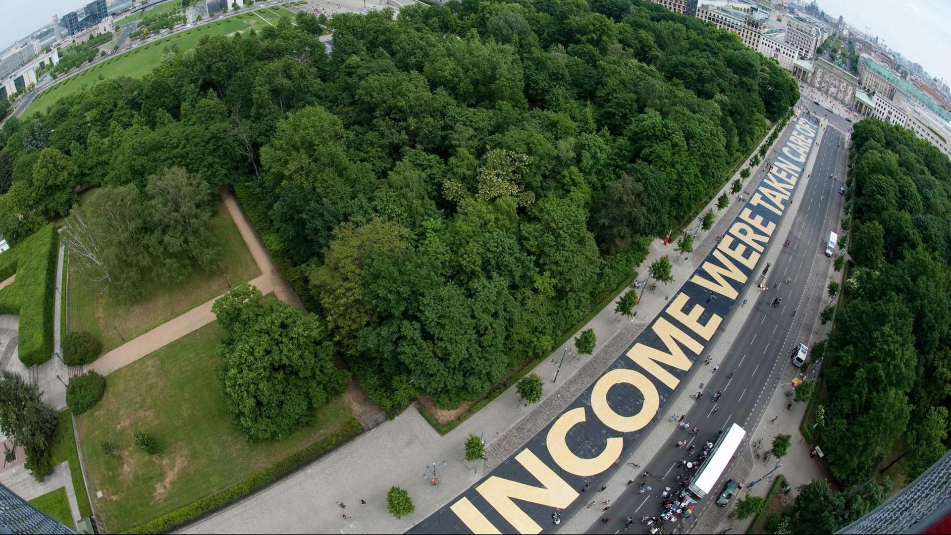 "INCOME WERE TAKEN CARE" steht am 29.05.2016 auf der Straße des 17. Juni zwischen der Siegessäule und dem Brandenburger Tor in Berlin in großen Letter geschrieben. Der Satzteil gehört zur Frage "WHAT WOULD YOU DO IF YOUR INCOME WERE TAKEN CARE OF?". "INCOME WERE TAKEN CARE" steht am 29.05.2016 auf der Straße des 17. Juni zwischen der Siegessäule und dem Brandenburger Tor in Berlin in großen Letter geschrieben. Der Satzteil gehört zur Frage "WHAT WOULD YOU DO IF YOUR INCOME WERE TAKEN CARE OF?".