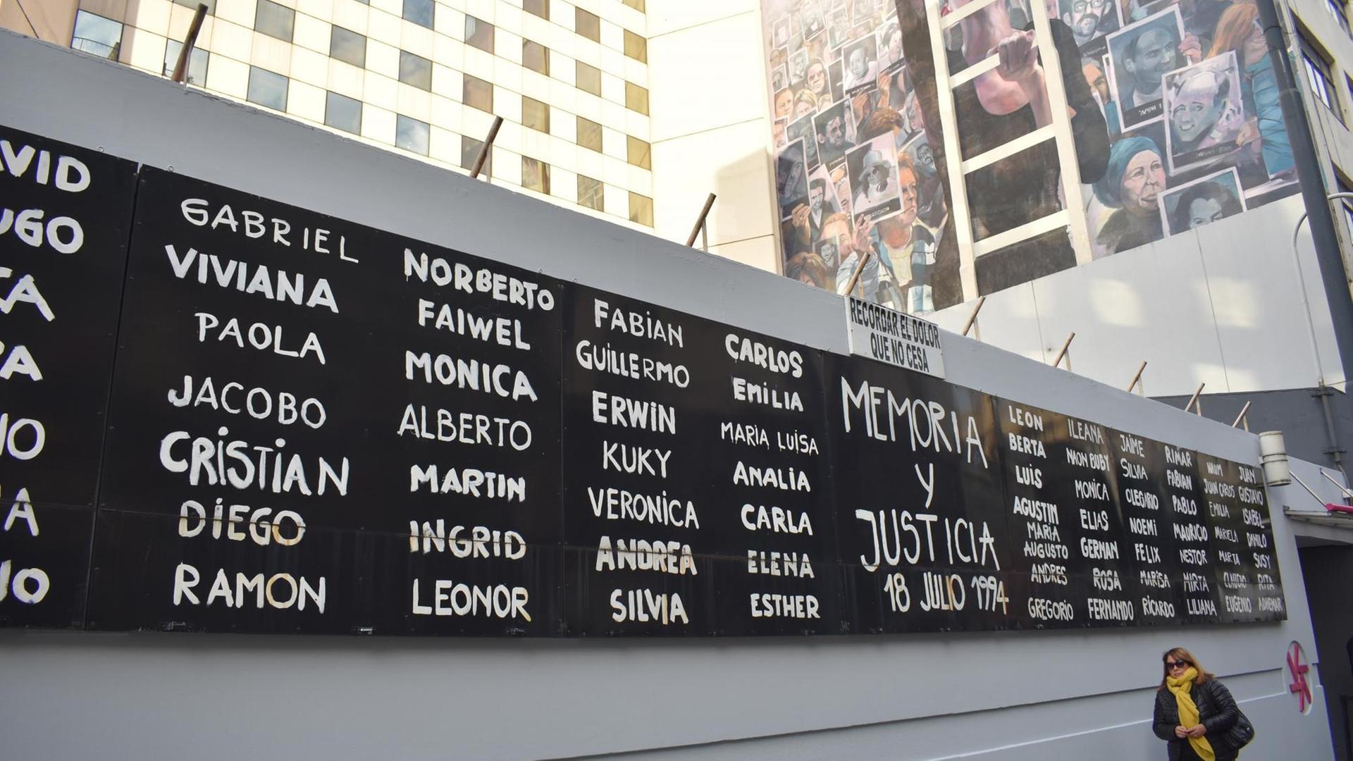 Die Vornamen der 85 Anschlagsopfer vor dem neuen AMIA-Gebäude