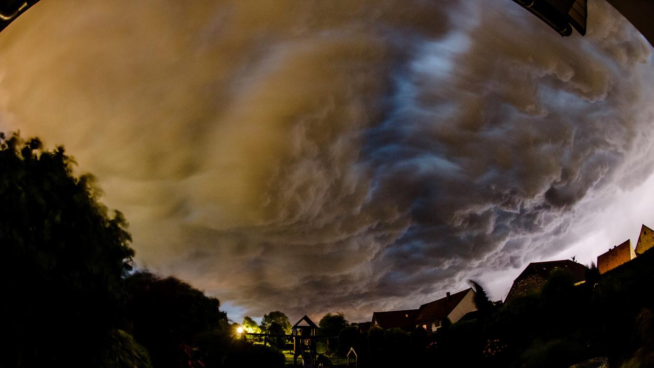 Gewitterwolken ziehen am 09.06.2014 über den Ort Sörmeke bei Geseke (Nordrhein-Westfalen). Orkanböen, Starkregen und heftige Blitze: Wie eine Walze zog eine Gewitterfront über Nordrhein-Westfalen am 09.06.2014 hinweg Gewitterwolken ziehen am 09.06.2014 über den Ort Sörmeke bei Geseke (Nordrhein-Westfalen). Orkanböen, Starkregen und heftige Blitze: Wie eine Walze zog eine Gewitterfront über Nordrhein-Westfalen am 09.06.2014 hinweg