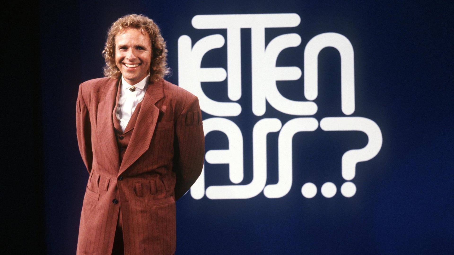 Showmaster und Moderator Thomas Gottschalk vor dem Logo der ZDF-Show "Wetten, dass ..?", aufgenommen am 15.9.1990. Showmaster und Moderator Thomas Gottschalk vor dem Logo der ZDF-Show "Wetten, dass ..?", aufgenommen am 15.9.1990.