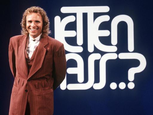 Showmaster und Moderator Thomas Gottschalk vor dem Logo der ZDF-Show "Wetten, dass ..?", aufgenommen am 15.9.1990.