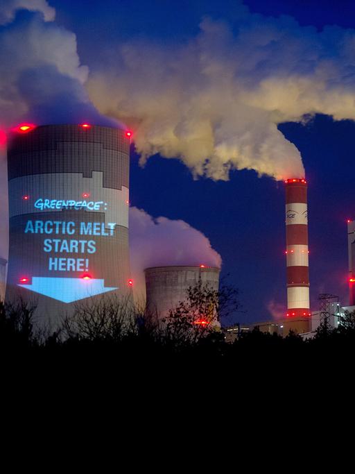 Greenpeace-Aktivisten haben den Slogan "Arctic melt starts here" auf den Kühlturm des Braunkohlekraftwerks Belchatow projiziert.