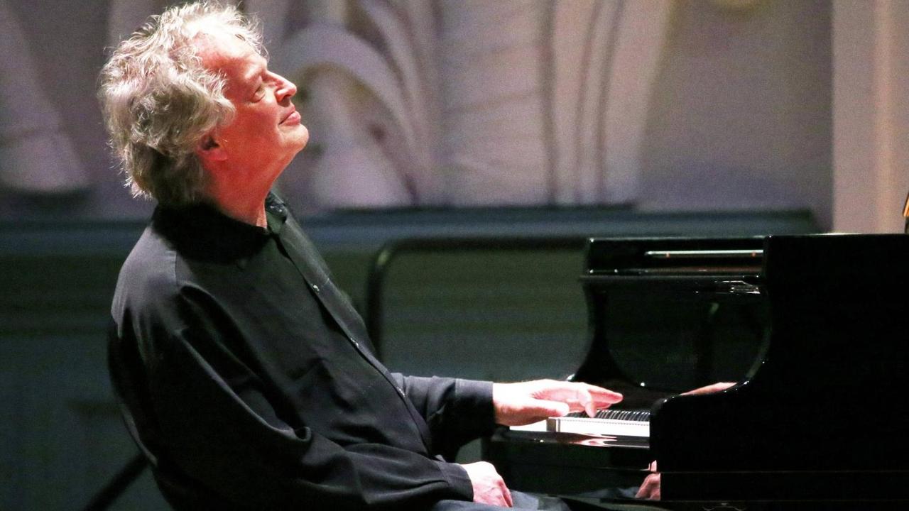 Joachim Kühn sitzt vertieft in sein Spiel vor dem Klavier Joachim Kühn sitzt vertieft in sein Spiel vor dem Klavier