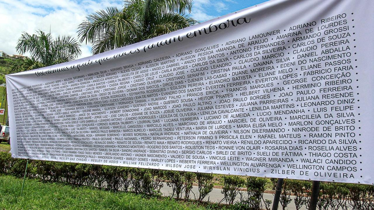 Auf einem Transparent stehen die Namen der Opfer von dem Dammbruch.