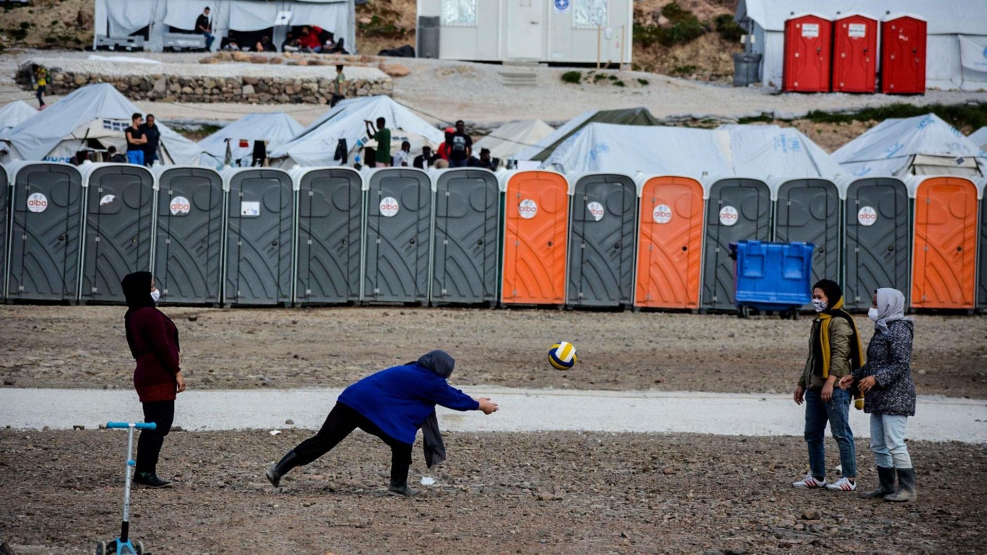 Momentaufnahme im Flüchtlingslager Kara Tepe auf der griechischen Insel Lesbos am 29. März 2021: Kinder spielen vor Toilettencontainern.