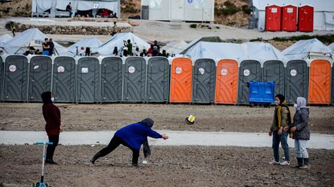 Momentaufnahme im Flüchtlingslager Kara Tepe auf der griechischen Insel Lesbos am 29. März 2021: Kinder spielen vor Toilettencontainern.