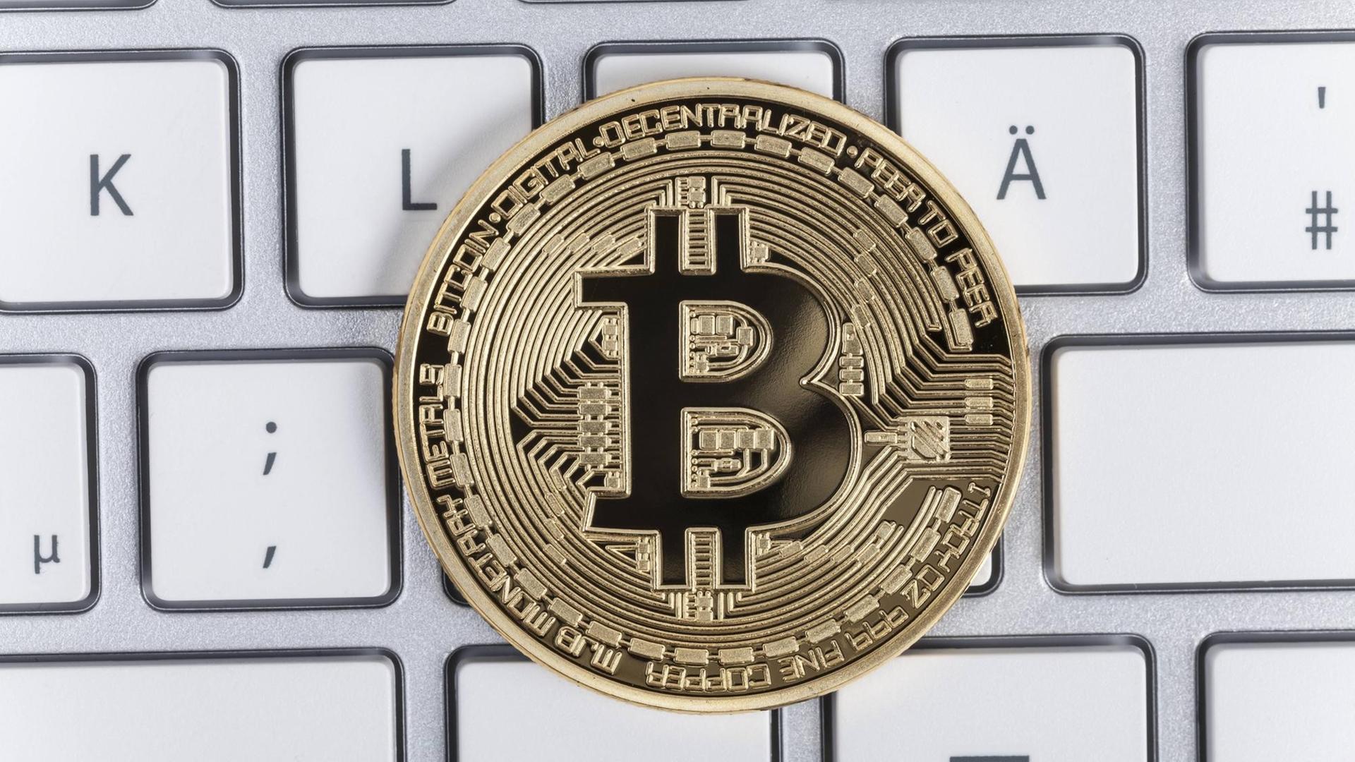 Ein Münze mit der Aufschrift Bitcoin liegt auf einer Tastatur. In Erscheinung getreten ist die Blockchain-Technik erstmals mit der rein digitalen Währung Bitcoin, jetzt soll sie auch für andere Zwecke eingesetzt werden. Ein Münze mit der Aufschrift Bitcoin liegt auf einer Tastatur. In Erscheinung getreten ist die Blockchain-Technik erstmals mit der rein digitalen Währung Bitcoin, jetzt soll sie auch für andere Zwecke eingesetzt werden.
